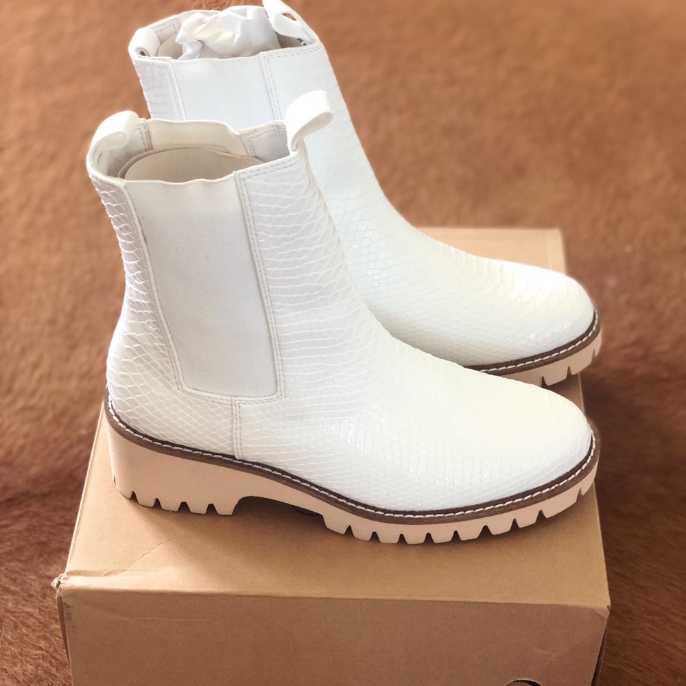 Matisse Chase White Snake Boots